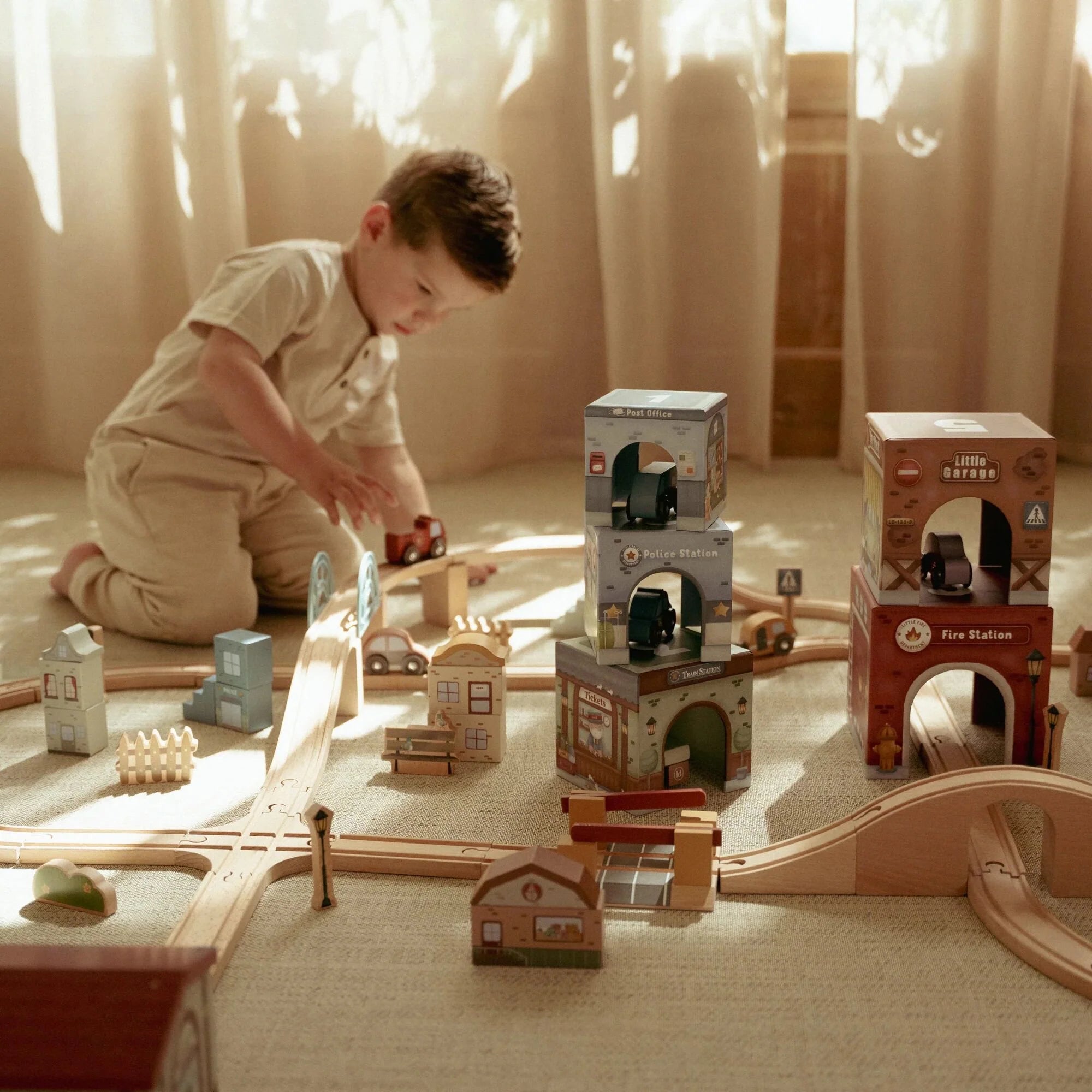 Staflanlegur turn + viðar bílar FORPÖNTUN