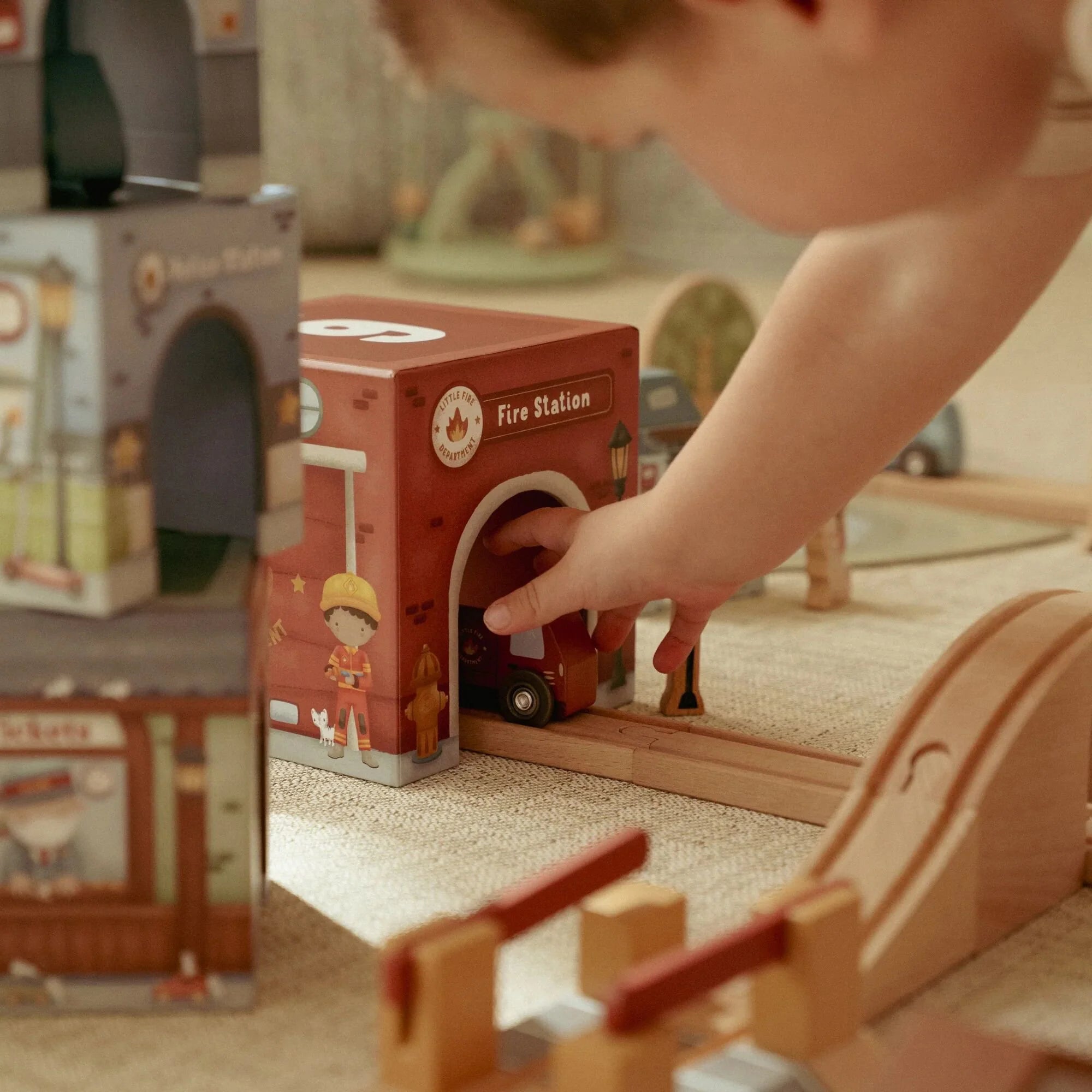 Staflanlegur turn + viðar bílar FORPÖNTUN