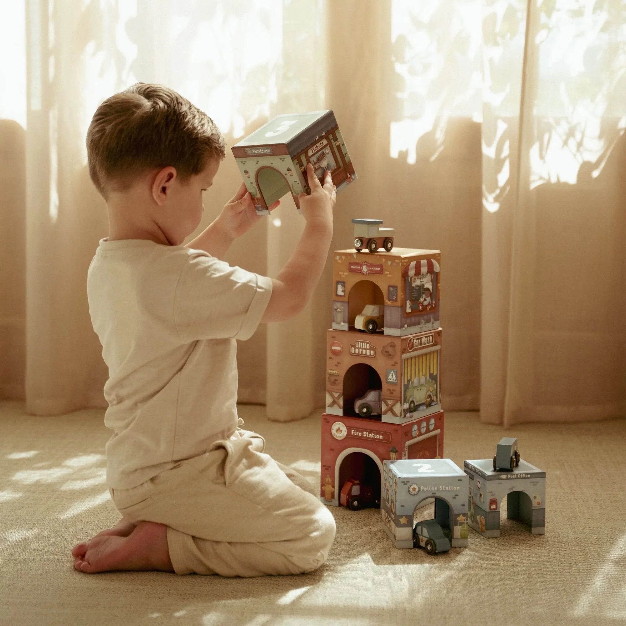 Staflanlegur turn + viðar bílar FORPÖNTUN