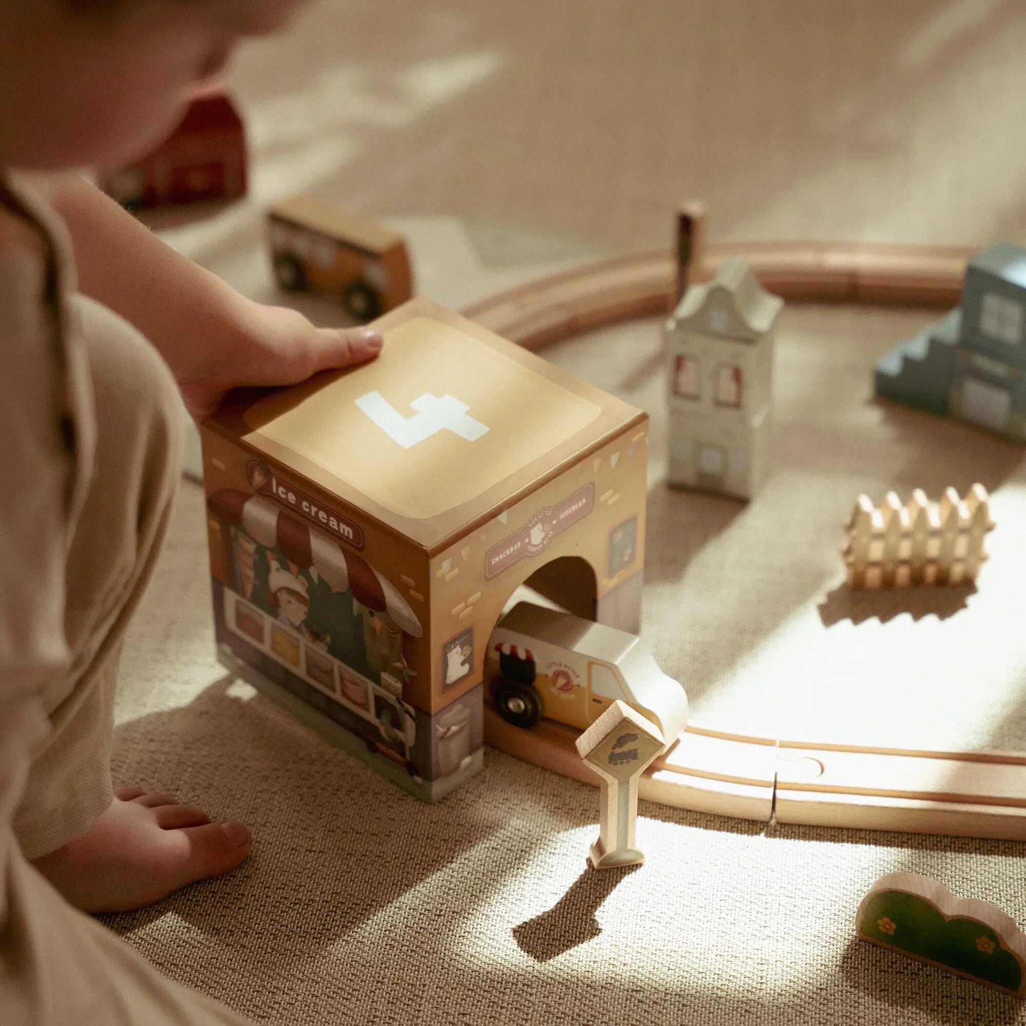 Staflanlegur turn + viðar bílar FORPÖNTUN